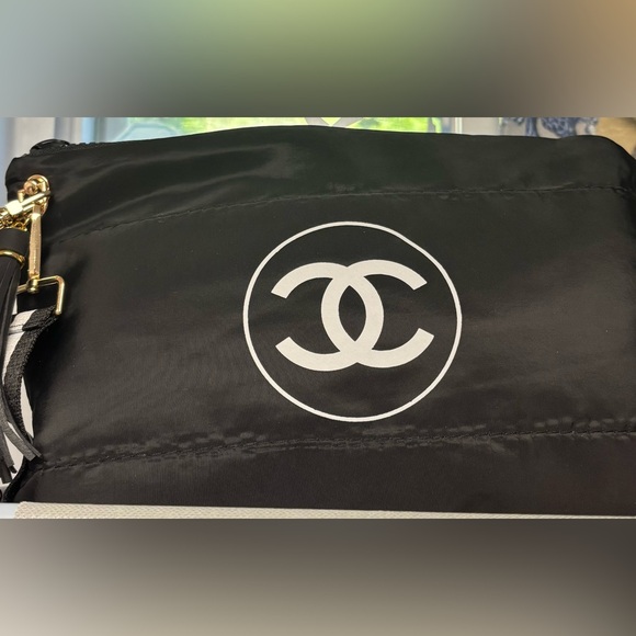 SALE 🔥 NWT CHANEL beauty w/adjustable strap Black nylon CC logo Bag black - Picture 6 of 8